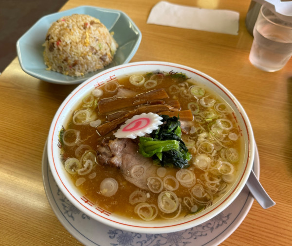 「生姜塩ラーメン（麺少なめ）＋半チャーハン」@かし亀の写真