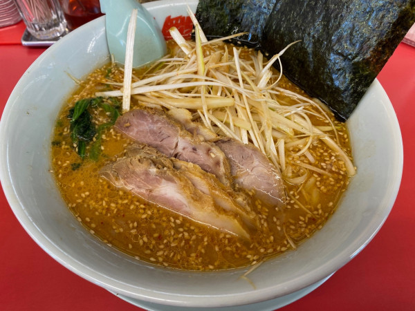「特製味噌ネギチャーシュー麺（１２５０円）」@ラーメン山岡家 阿見店の写真