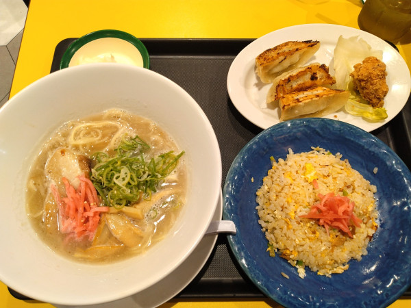 「リニューアル豚骨ラーメン」@松軒中華食堂 狛江店の写真