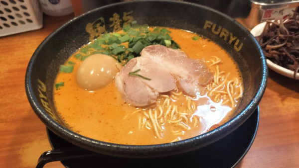 「辛ラーメン」@とんこつラーメン博多風龍 新宿東口店の写真