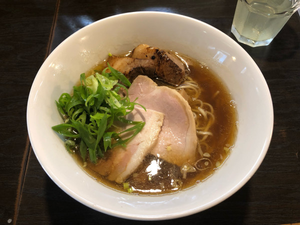 「醤油中華そば+米沢豚煮豚」@中華そば べぃしっくの写真