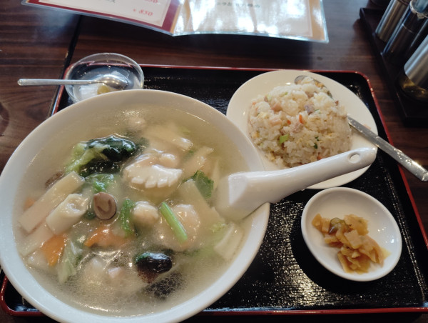 「ランチ特撰メニュー　海鮮麺と半チャーハン　900円」@中華料理 華景園 東田町店の写真