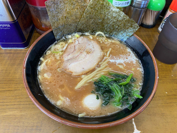 「豚骨醤油ラーメン固め880円」@すずき家 下永谷2号店の写真