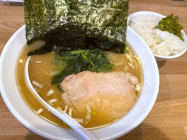 「ラーメン 850円＋ライス（おかわり自由）100円」@家系らーめん やなぎやの写真