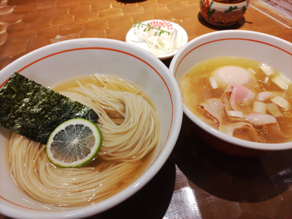 「昆布水つけ蕎麦（塩）1000円 味玉 薬味セット」@特級鶏蕎麦 龍介 土浦学園通り店の写真