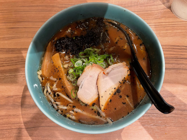 「我流札幌醤油らーめん(ハーフ)¥1,100」@札幌飛燕の写真