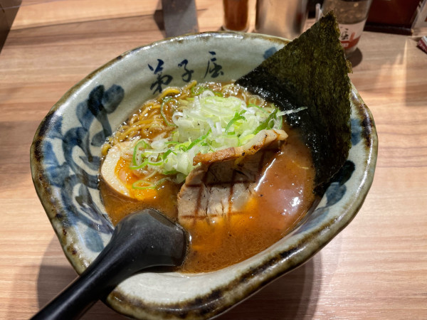 「魚介しぼり醤油(スモール)¥ 780   ネギ¥120」@弟子屈ラーメン 新千歳空港店の写真