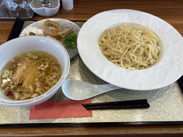 「昆布水塩つけ麺大盛り＋吊るし焼きチャーシュー4枚」@彩とりの写真