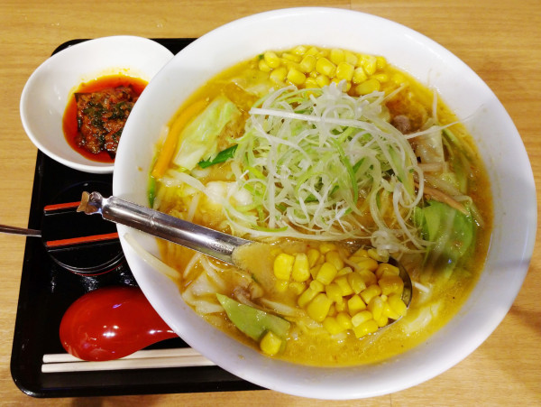 「味噌ラーメン＋コーン＋ニラ豆板（1,550円）」@けやき 新千歳空港店の写真