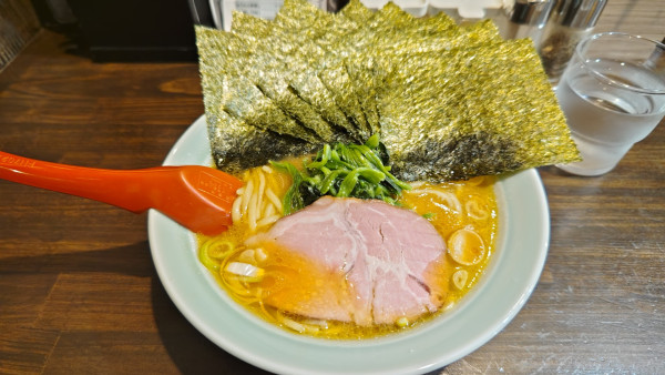 「豚骨醤油ラーメン﹢海苔」@横浜家系ラーメン 山道家の写真