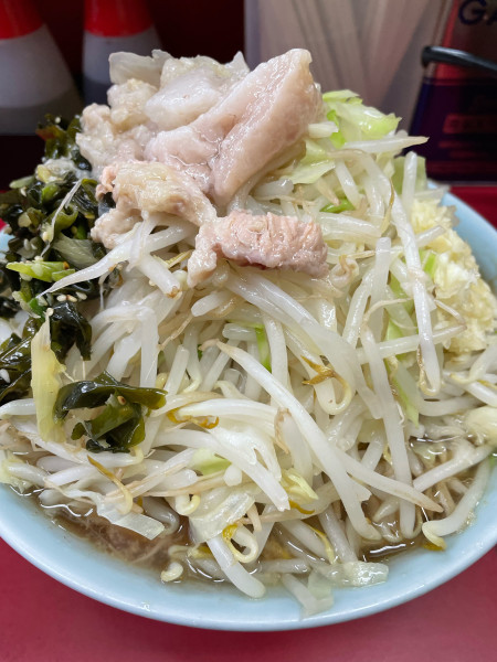 「小ラーメン ぶた5枚 ヤサイニンニクアブラワカメ」@ラーメン二郎 中山駅前店の写真