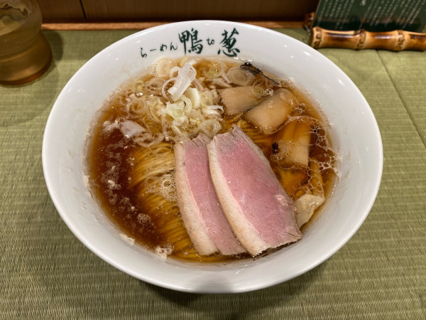 「鴨らーめん（丸太白葱、葱輪切り）980円」@らーめん 鴨to葱 イイトルミネ新宿店の写真