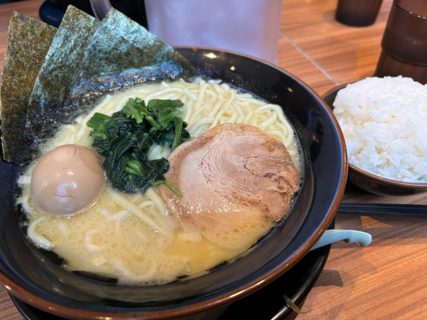 「味玉ラーメン　大盛り　ごはん」@横浜家系ラーメン 壱角家 埼大通り店の写真