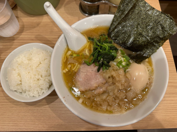 「モンタ麺(並)＋背脂＋ライス（サービス）」@ラーメンモンタナ 秋葉原店の写真