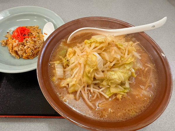 「野菜みそラーメン麺大盛りチャーハンセット」@くん太郎 本店の写真