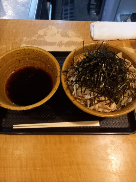 「肉そば大￥1050」@なぜ蕎麦にラー油を入れるのか。 東新宿店の写真