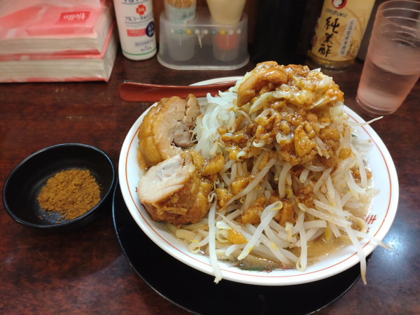 「小ラーメン　野菜　アブラ　おまけカレー粉」@ぶっ豚 聖蹟桜ヶ丘店の写真