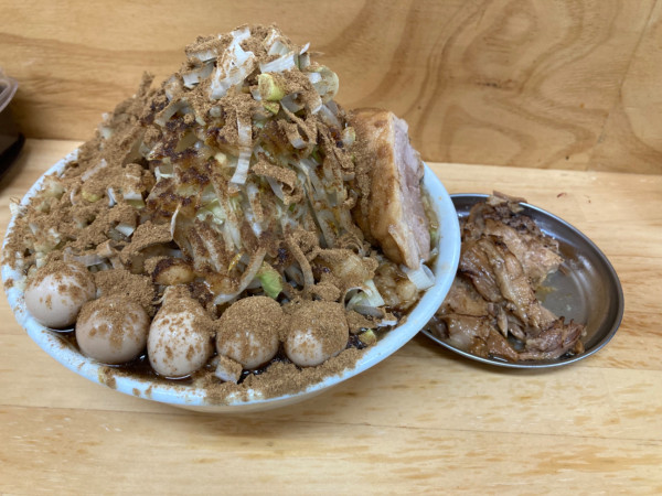 「ラーメン中盛り+うずら+魚粉+炙りほぐし豚1650円」@ハイマウントMの写真