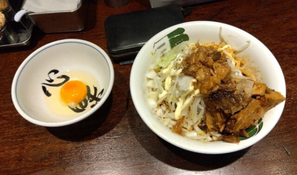 「汁なしそばミニ150g950円 ・ニンニクなし ・生卵付き」@ラーメン 雷 東京本丸店の写真