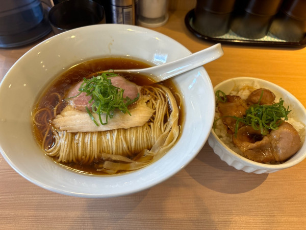 「醤油らぁめん」@麺処 しのぶ 五反野店の写真