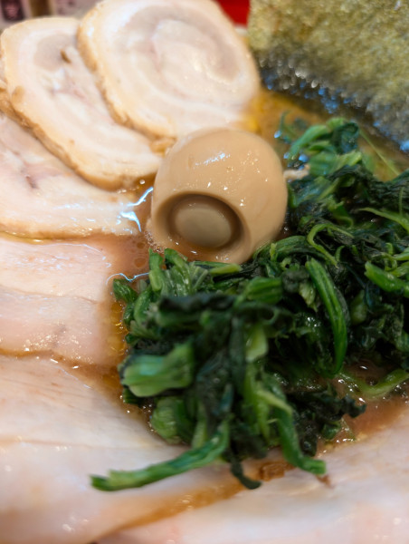 「燻製チャーシューメン(並)・煮豚チャーシュー＆味玉＆ほうれん」@家系ラーメン 裏大輝家 青物横丁店の写真