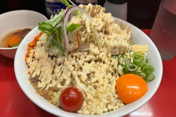 「【限定】冷やしまぜそば300+豚追加+スキヤキ」@用心棒 本号の写真