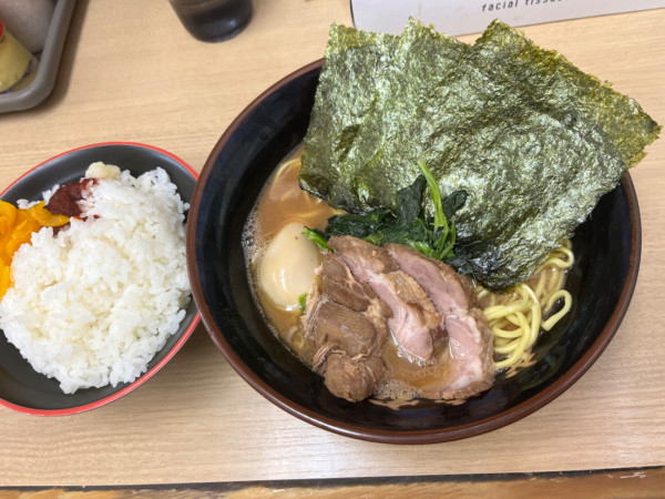 「ラーメン並　ライス　Xフォロー味玉」@横浜らーめん 武蔵家 池袋店の写真