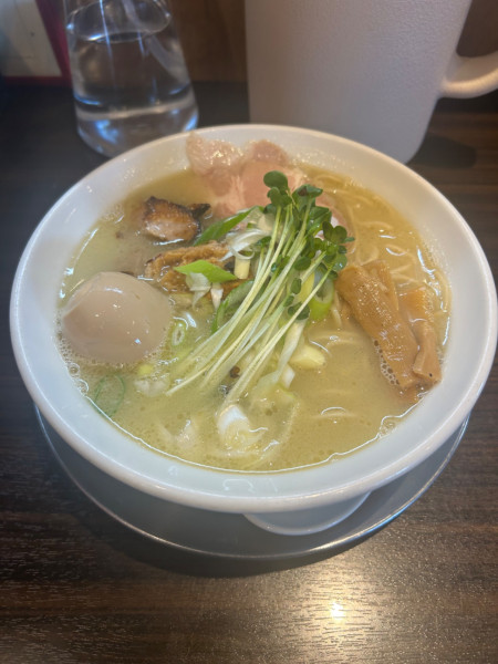 「濃厚鶏しおら〜めん」@ら〜めん剣豪の写真