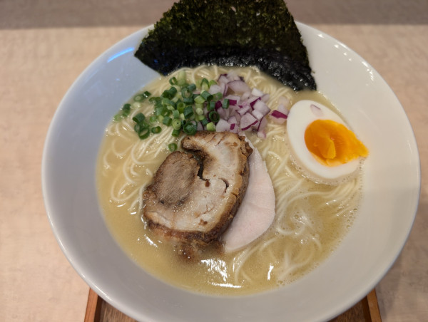 「鶏白湯ら〜めん塩」@麺処 八鶏の写真