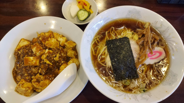 「日替：ラーメンと半麻婆丼 850円」@再光軒 足立入谷店の写真