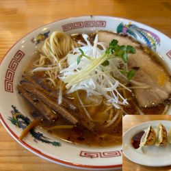 香味醤油ラーメン850円、餃子3個260円