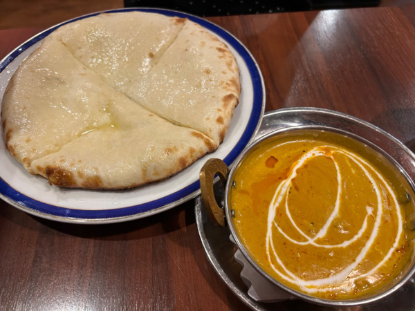 「シーフードカレー1040円+チーズナン580円」@ヒマラヤン・エスニック ダイニング ガズル 朝霞店の写真