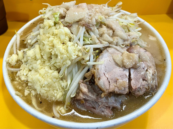 「Hotシークヮーサー 麺増し800g ニンニクマシマシ ヤサイス」@ラーメン二郎 八王子野猿街道店2の写真