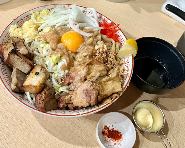 「冷やし塩豚魚汁なし 大盛り 豚増し マー油 全マシ」@自家製麺 まさきの写真