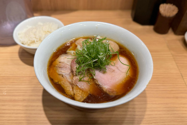 「特製醤油らぁ麺 ¥1530、ちいさいご飯 ¥100」@中村麺三郎商店の写真
