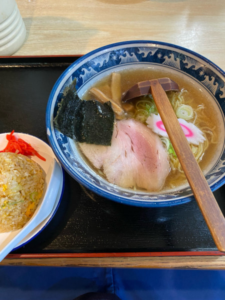 「醤油らーめん(細麺)➕半チャーハン」@らーめんあすかの写真