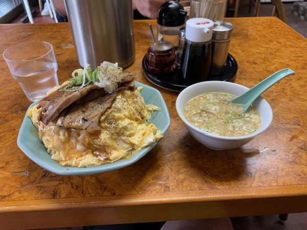 「チャーシュー卵のせ炒飯」@かし亀の写真
