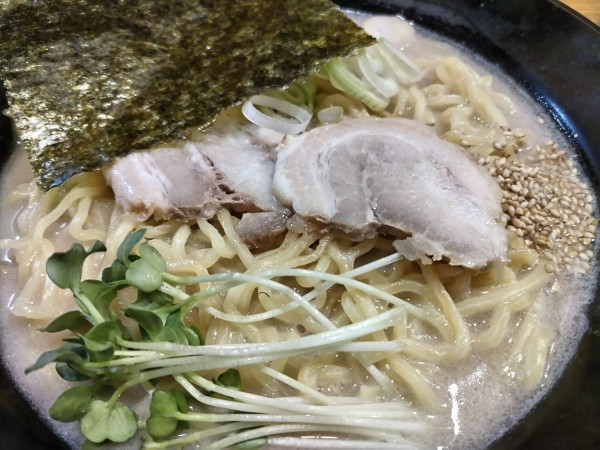 「豚骨白醤油ラーメン」@らーめん能登山 つけ麺館の写真