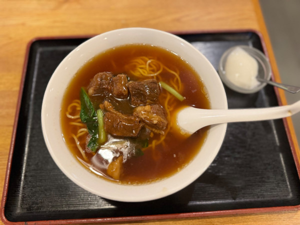 「牛バラ麺(杏仁豆腐付き) 880円」@中華風 海老専家 練馬店の写真