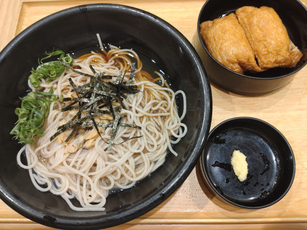 「（期間限定）冷し深川あさりそば　４９０円　※」@小諸そば 鎌倉橋店の写真