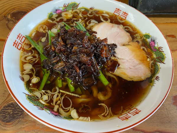 「食べるニンニクネギ油のラーメン950円」@湘南の手前の写真