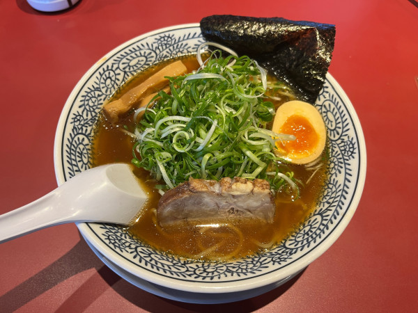 「熟成醤油ねぎラーメン　913円」@丸源ラーメン 草加店の写真