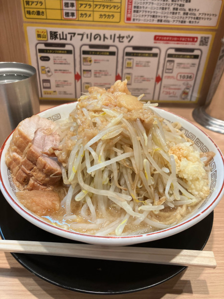 「小ラーメン　全マシ」@豚山 北千住東口店の写真