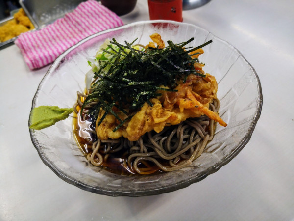 「冷やし天ぷらそば（550円）」@豊しま 江戸川橋店の写真