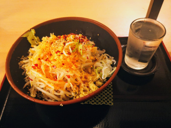 「冷やし山盛もやしたぬきがけそば（540円）」@よもだそば 有楽町店の写真