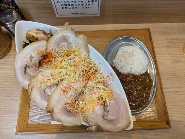 「イタリアンジャンキー冷やしまぜそばSP＋チーズ＋濃厚牛すじハヤシ」@Handicraft Worksの写真