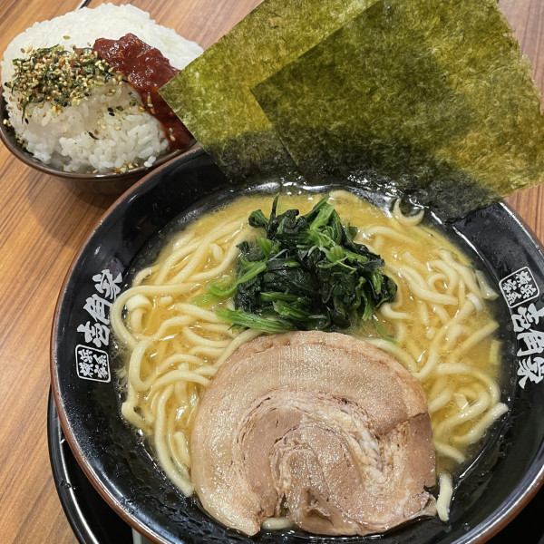 「朝ラーメン（並） 680円（油オオメ）」@横浜家系ラーメン 壱角家 川崎銀柳街店の写真
