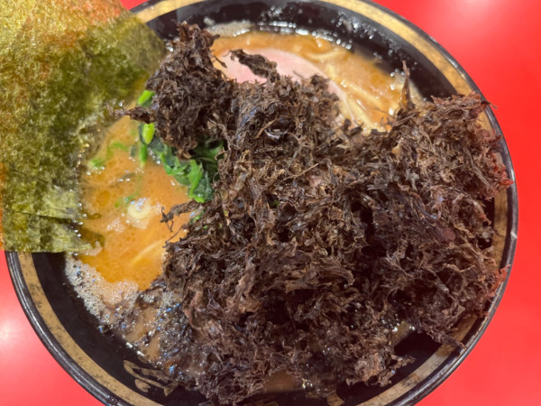 「ラーメン(中)950円＋岩のり200円」@横浜家系ラーメン 大輝家の写真