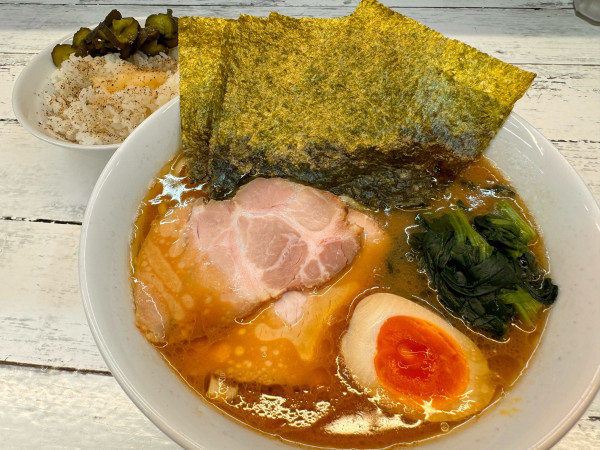 「特製らーめん並＋無料ライス」@二代目 谷瀬家の写真