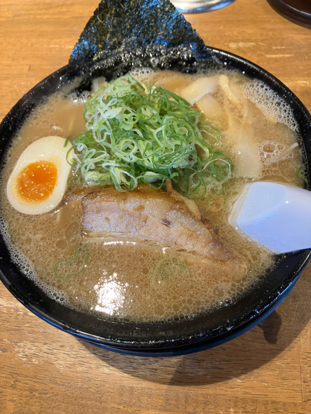 「黒熟成醤油ラーメンあっさり　1100円」@三河開化亭 豊川店の写真